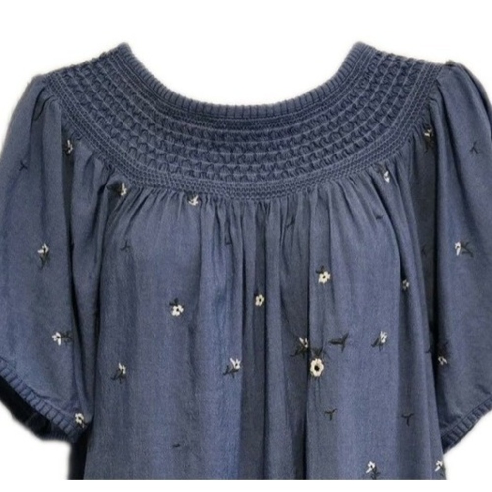 Old Navy Women's‎ Shift Dress Smocked Neckline Chambray Embroidered Floral Large - Picture 2 of 10